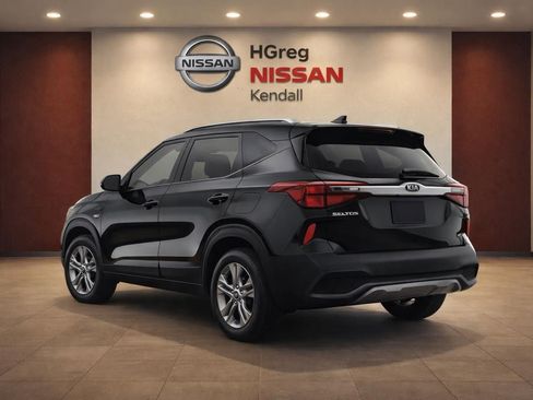 Used 2022 Kia Seltos LX image 2