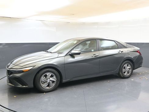 Certified 2025 Hyundai Elantra SE image 2