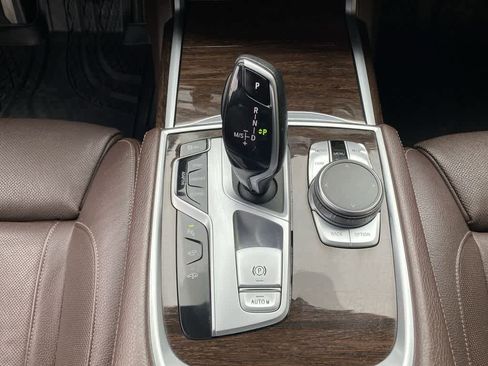 Used 2020 BMW 740i w/ M Sport Package RWD image 27