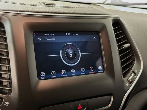Used 2019 Jeep Cherokee Latitude Plus AWD/4WD image 22