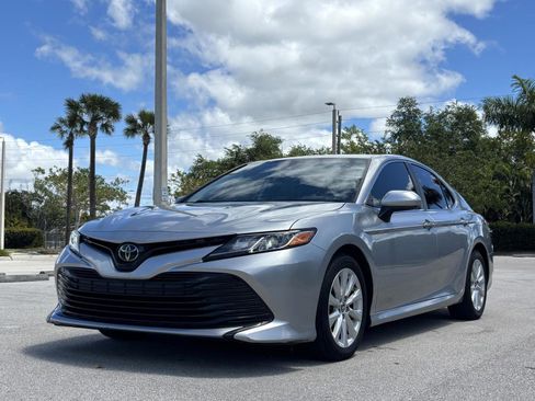 Used 2020 Toyota Camry LE image 2