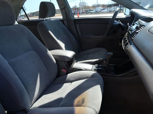 Used 2004 Toyota Camry LE image 9