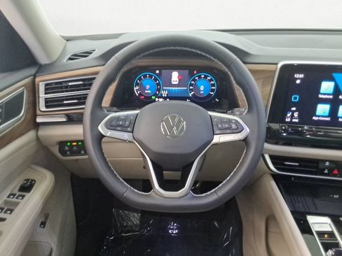 Used 2026 Volkswagen Atlas SE w/ Panoramic Sunroof Package FWD image 14
