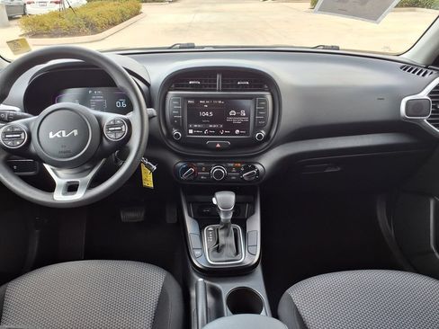 Used 2025 Kia Soul LX w/ LX Technology Package FWD image 19
