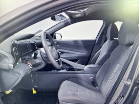 Used 2022 Hyundai Elantra SEL w/ Convenience Package FWD image 5