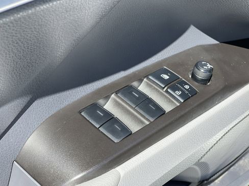 Used 2023 Toyota Camry SE image 12