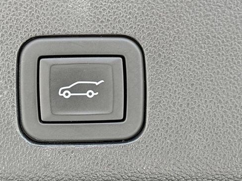 Used 2024 Chevrolet Tahoe LT RWD image 16