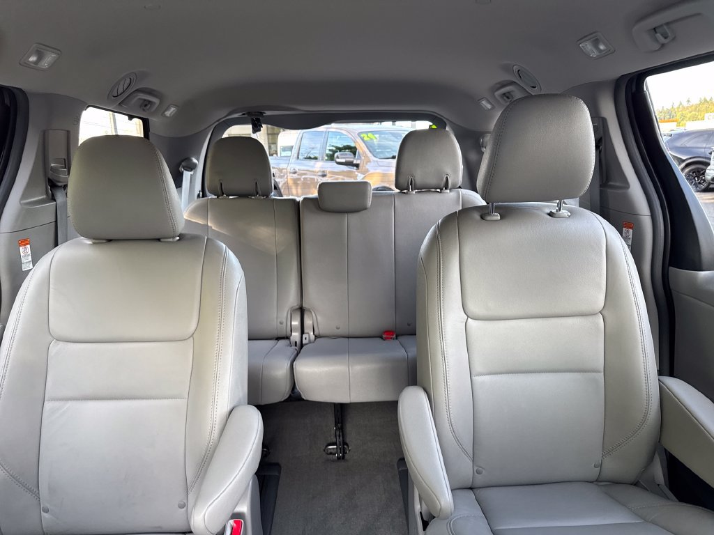 Used 2017 Toyota Sienna XLE w/ XLE Navigation Package AWD/4WD image 33