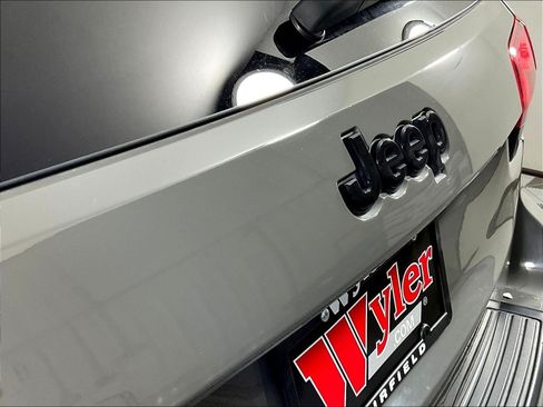 Used 2019 Jeep Grand Cherokee Altitude AWD/4WD image 24