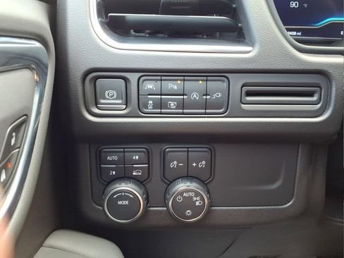 Used 2022 Chevrolet Suburban RST w/ Luxury Package AWD/4WD image 27