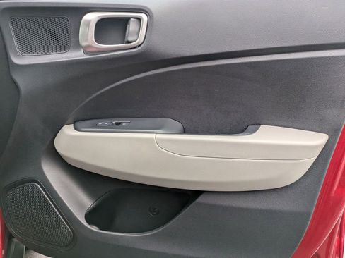 Used 2025 Hyundai Venue SEL FWD image 32