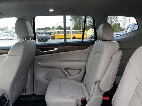 Certified 2025 Volkswagen Atlas SE image 10