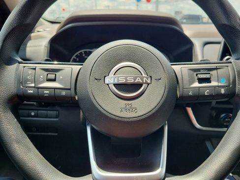 Used 2023 Nissan Rogue SV image 11