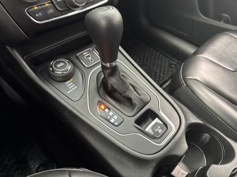 Used 2022 Jeep Cherokee Latitude AWD/4WD image 27