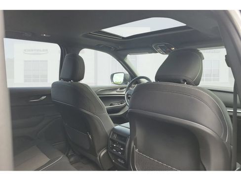 Used 2025 Jeep Grand Cherokee Laredo X AWD/4WD image 18