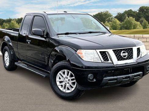 Used 2015 Nissan Frontier SV image 2
