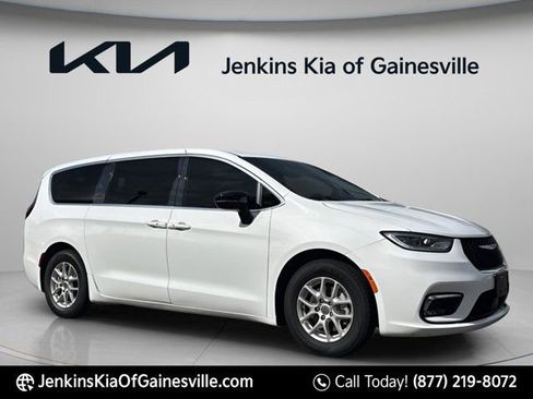Used 2024 Chrysler Pacifica Touring-L FWD image 8