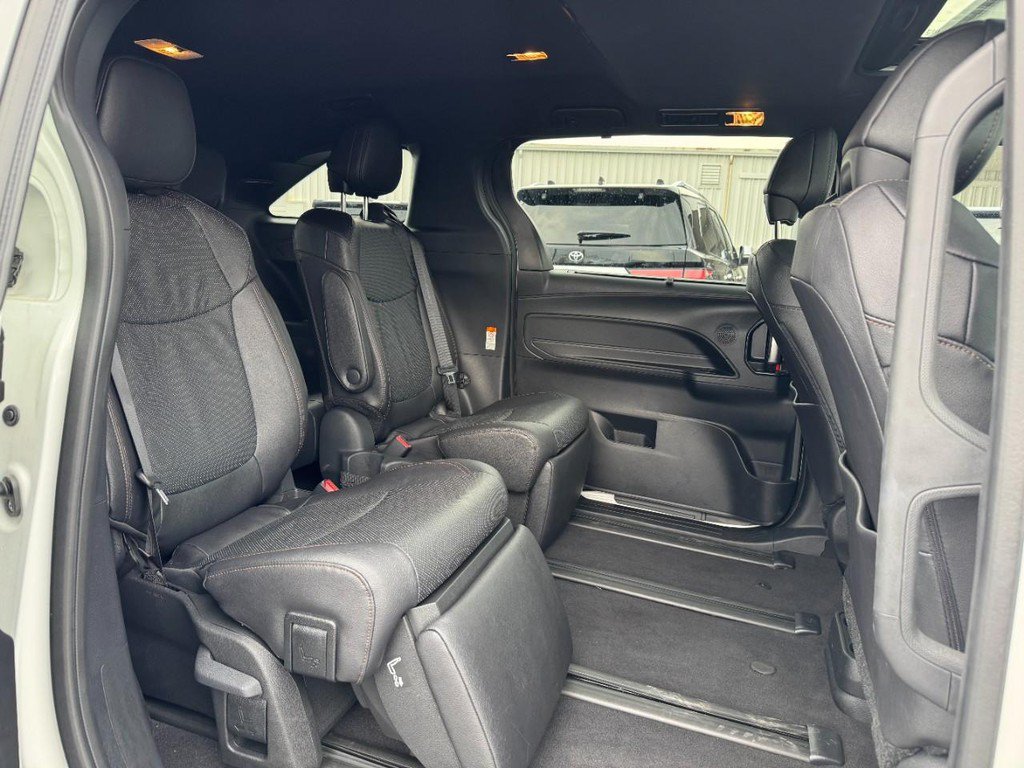 Used 2026 Toyota Sienna Limited FWD image 15