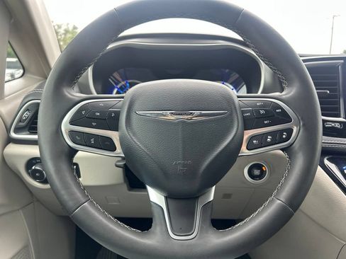 Used 2024 Chrysler Pacifica Limited FWD image 10