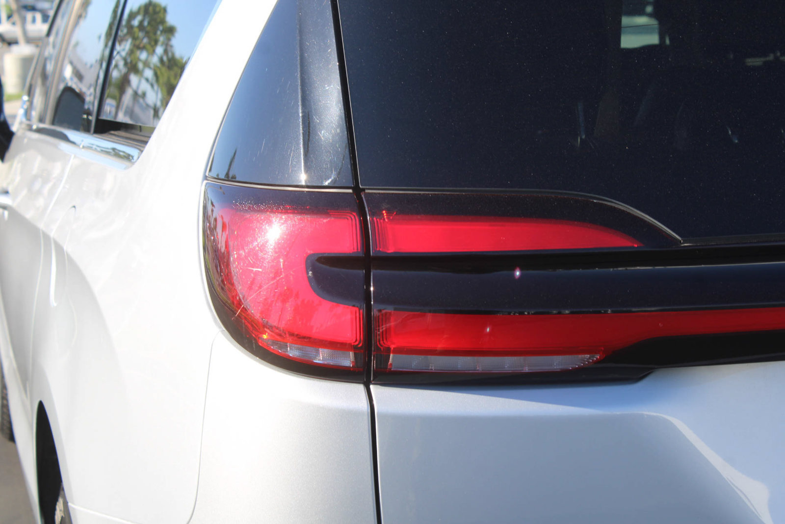 Used 2024 Chrysler Pacifica Touring-L FWD image 11