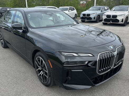 Certified 2025 BMW i7 xDrive60 w/ Premium Package AWD/4WD image 2