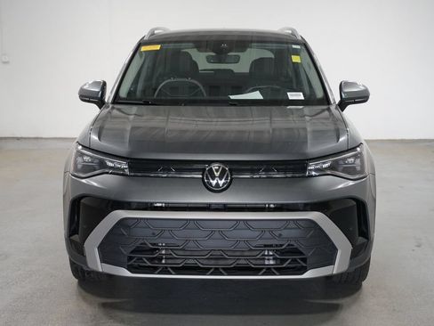 Used 2025 Volkswagen Taos SE FWD image 2