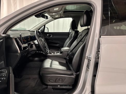 Certified 2025 Kia Sorento EX w/ Panoramic Sunroof Package AWD/4WD image 3
