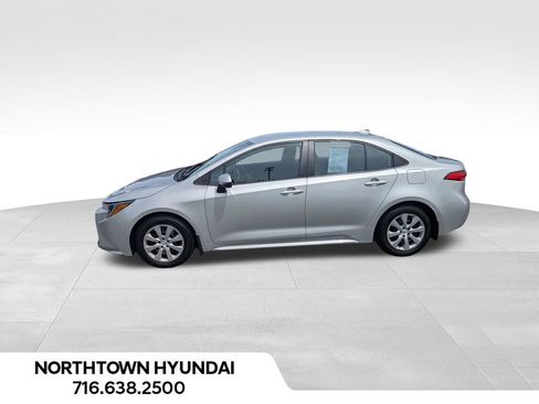 Used 2020 Toyota Corolla LE FWD image 2