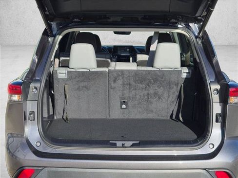 Used 2022 Toyota Highlander XLE FWD image 6