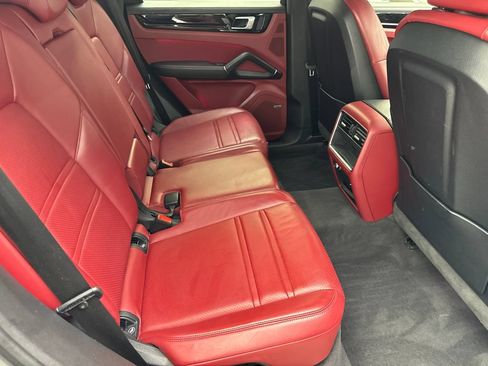 Used 2022 Porsche Cayenne w/ Premium Package AWD/4WD image 38