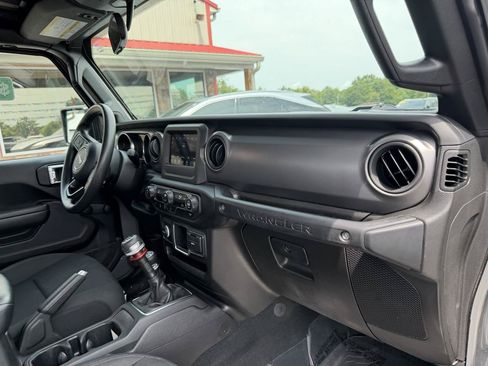 Used 2022 Jeep Wrangler Sport AWD/4WD image 17