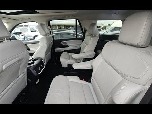 Used 2025 Ford Expedition Platinum AWD/4WD image 7