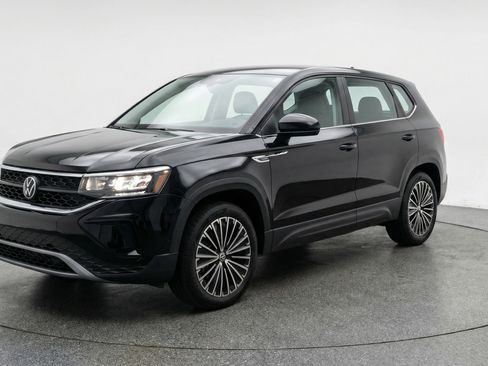 Used 2025 Volkswagen Taos SE image 3