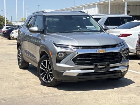 Used 2025 Chevrolet TrailBlazer LT FWD image 2