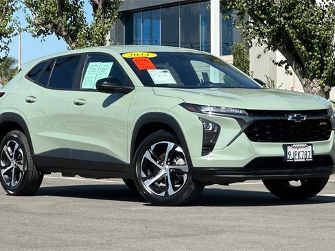 Used 2024 Chevrolet Trax RS w/ Driver Confidence Package image 2