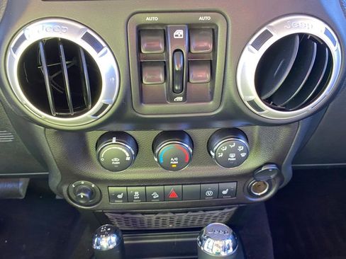 Used 2018 Jeep Wrangler Unlimited Sahara w/ Dual Top Group AWD/4WD image 23