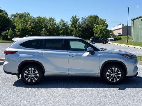 Used 2022 Toyota Highlander XLE AWD/4WD image 9