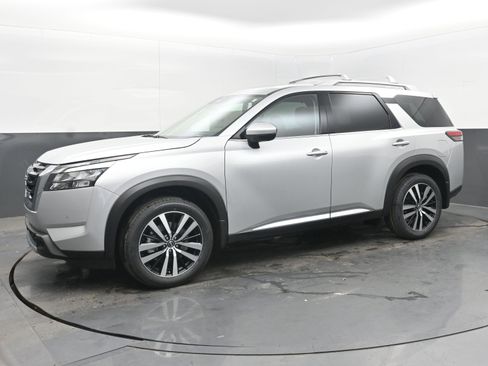 New 2025 Nissan Pathfinder Platinum image 4