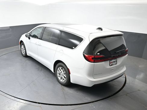 New 2027 Chrysler Pacifica Select FWD image 37