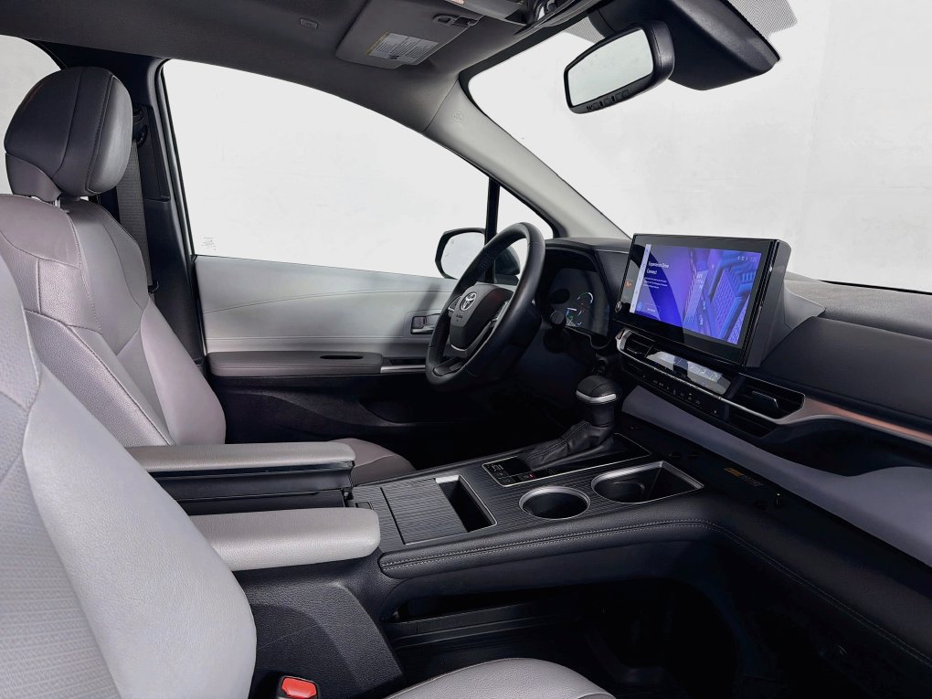 Used 2025 Toyota Sienna XLE FWD image 35