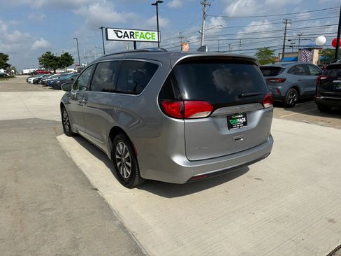 Used 2020 Chrysler Pacifica Touring-L Plus FWD image 9