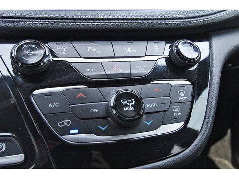 Used 2024 Chrysler Pacifica Limited FWD image 28