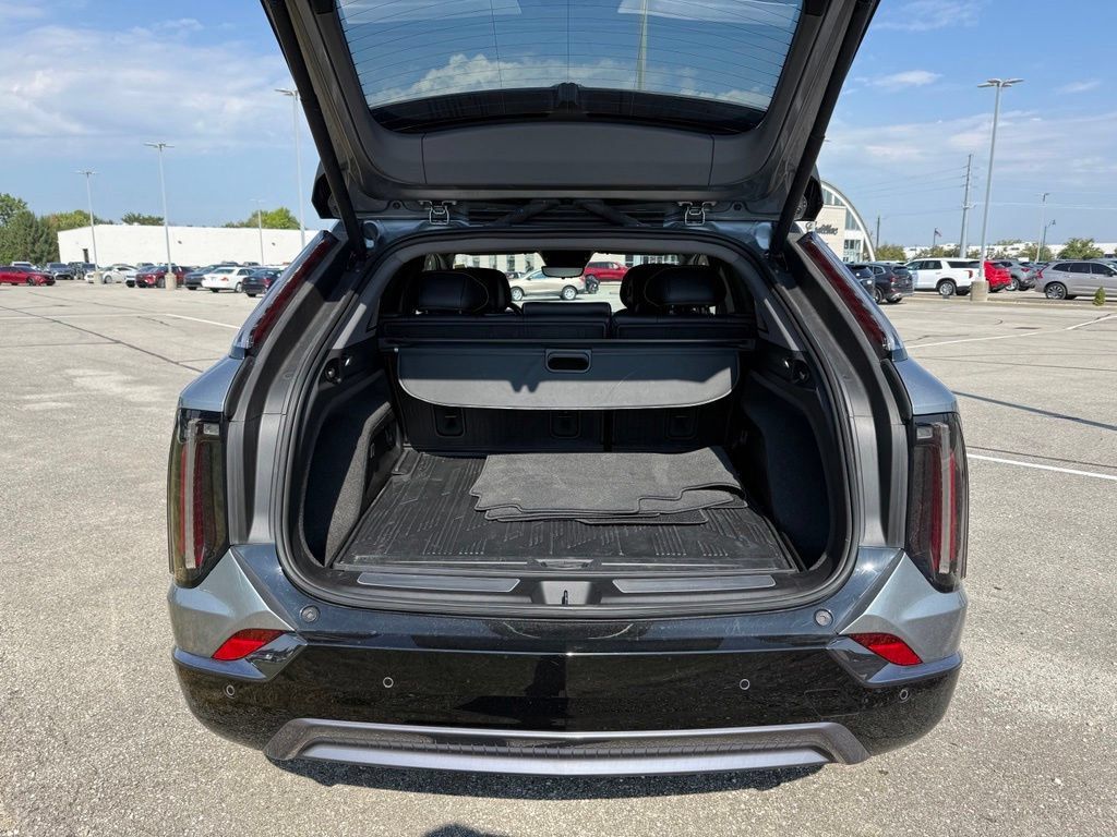 Used 2025 Cadillac Optiq Sport 2 w/ LPO, Floor Liner Package AWD/4WD image 14