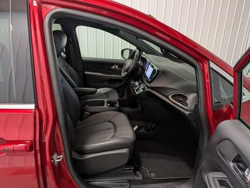 Used 2025 Chrysler Pacifica Select FWD image 28