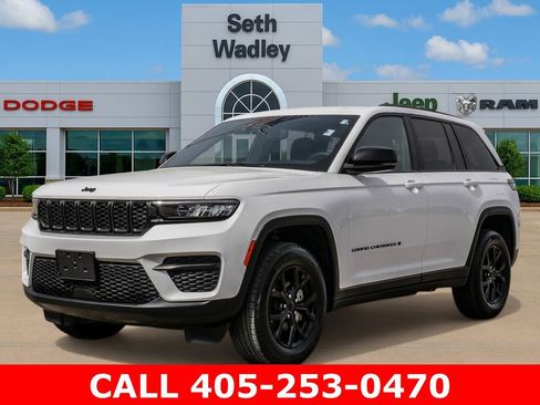 Used 2024 Jeep Grand Cherokee Altitude AWD/4WD image 3