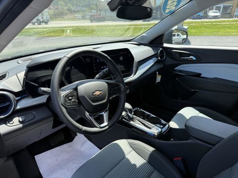New 2025 Chevrolet Trax LT w/ Sunroof Package FWD image 8
