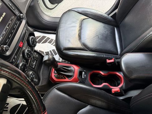 Used 2017 Jeep Renegade Trailhawk w/ Premium Trailhawk Package image 12