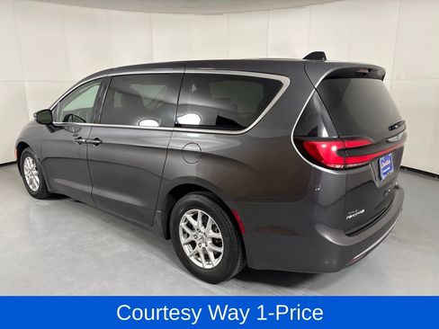 Used 2023 Chrysler Pacifica Touring-L FWD image 8