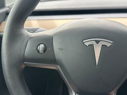 Used 2022 Tesla Model Y Long Range image 21