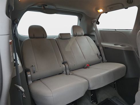 Used 2015 Toyota Sienna XLE Premium image 12